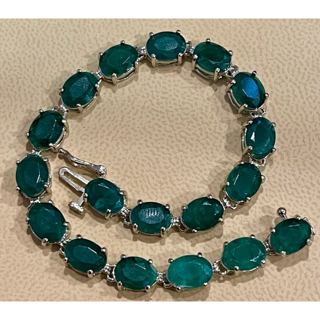 2010s 23 Carat Natural Emerald Cocktail Tennis Bracelet 14 Karat White Gold For Sale - Image 5 of 18