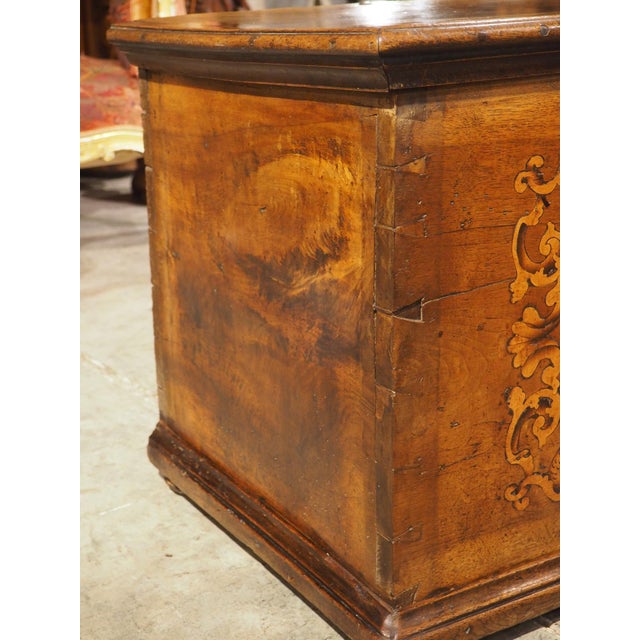 Brown 18th Century Italian Walnut Trunk With Decorative Blonde Walnut Inlays For Sale - Image 8 of 18