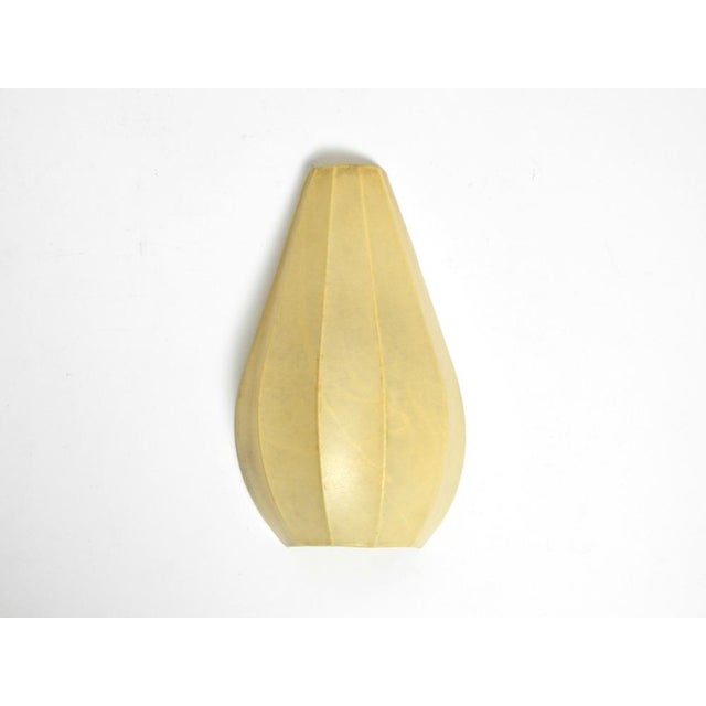 Beautiful 1960s drop-shaped cocoon wall lamp with a pull switch. Very good vintage condition. Great minimalist design....