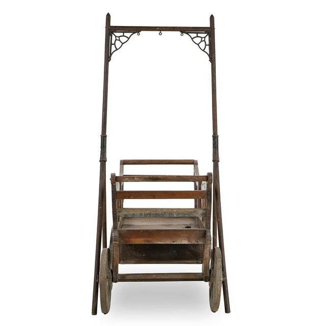 This wooden child's cradle seduces with its simple lines and the warmth of its old patina. Mounted on four solid wheels...
