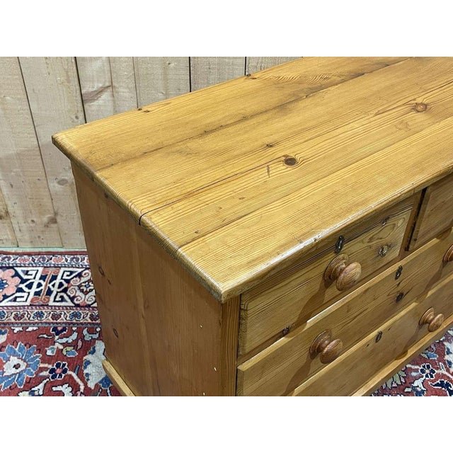 End of the 19th Century English Chest of Drawers in Fir, 1890s For Sale - Image 4 of 14