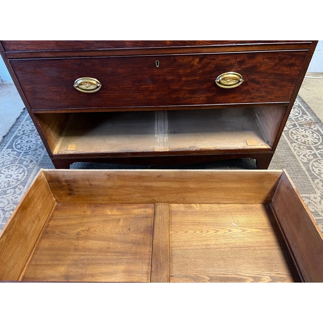 Early 19th Century.Federal Style Mahogany Chest of Drawers. For Sale - Image 16 of 17