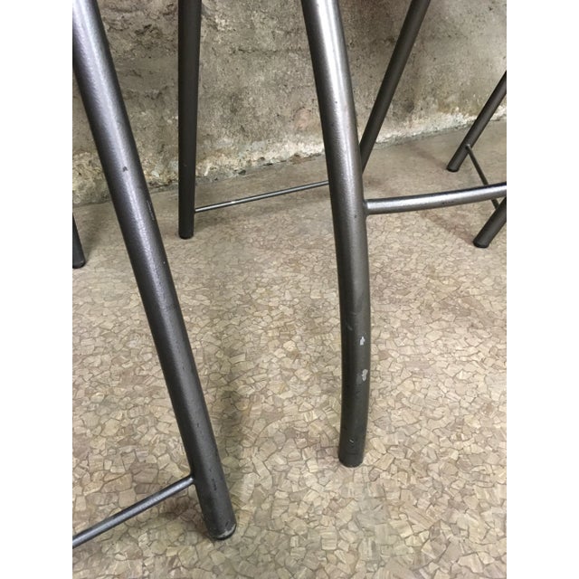 Metal Set of Four Unique Postmodern Memphis-Style Bar Stools With Sharp Angular Gunmetal Tubular Steel Frames & Black Leather Seats For Sale - Image 7 of 12