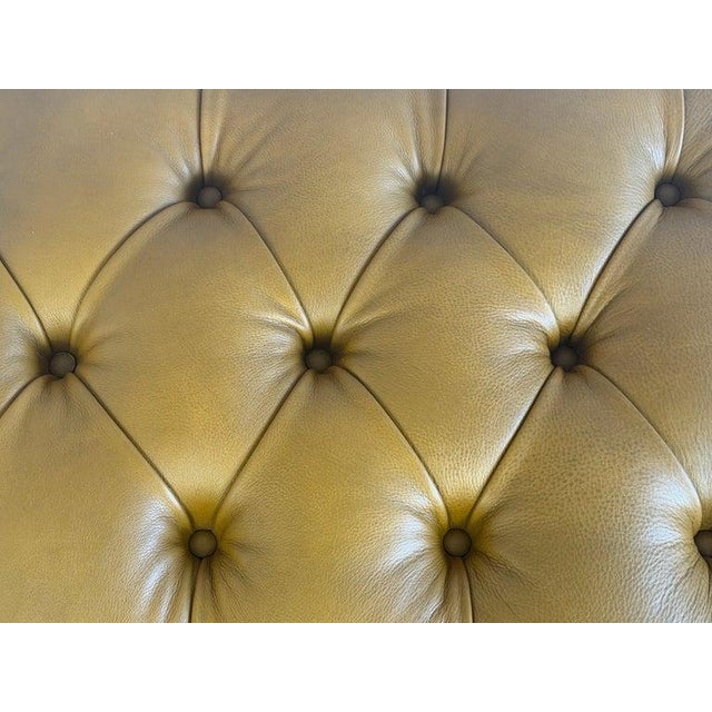 Mid 20th Century French Chesterfield Tufted Bench in Caramel Leather For Sale - Image 5 of 16