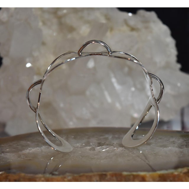 Late 20th Century Mod Sterling Silver Circle Cuff Bracelet For Sale In Philadelphia - Image 6 of 15