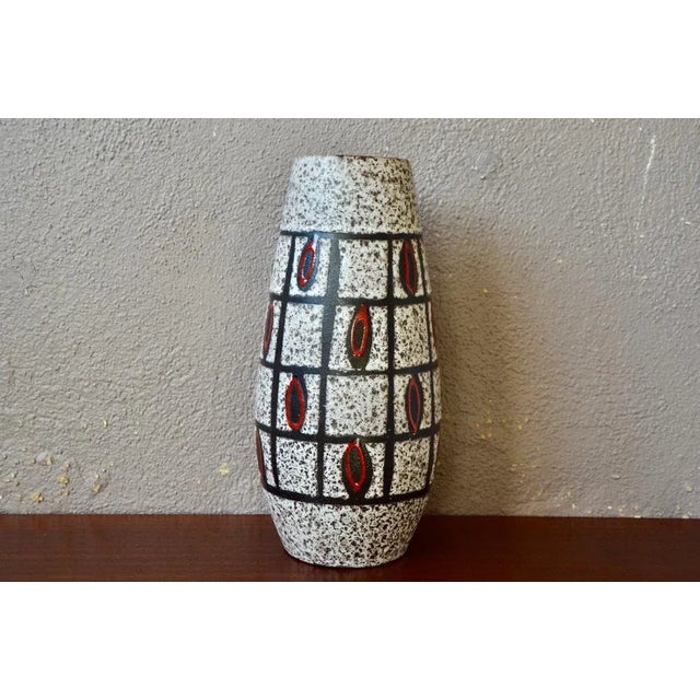 with its dynamic and colorful enamel, its oblong shape and its generous dimensions, this pretty Scheurich vase is an asset...