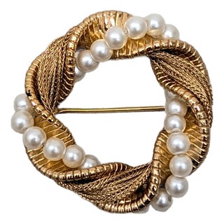 Vintage 1960s Signed Napier Goldtone Faux-Pearl Wrapped Circle Brooch For Sale