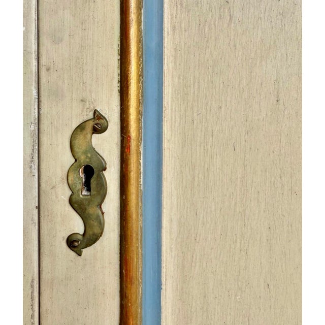 1940s Venetian Style Parcel Gilt Painted Breakfront For Sale - Image 10 of 11