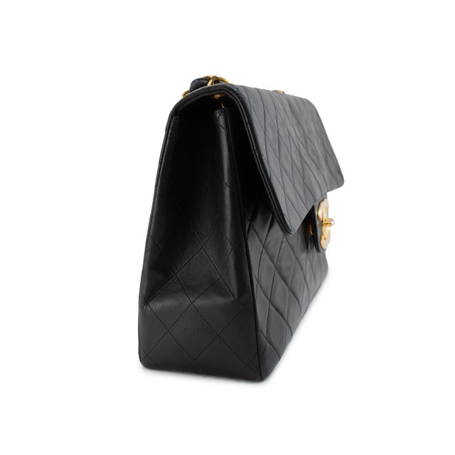 Chanel Vintage Chanel XL Jumbo Black Quilted Lambskin Gold-Tone Flap Shoulder Bag For Sale - Image 4 of 12