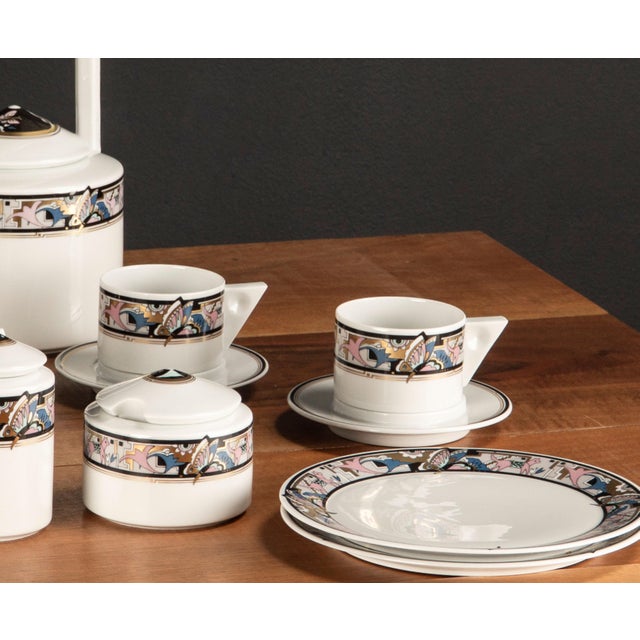 A cup and saucer. Clean lined. Expressive. Timeless. The focus is on the "Cantana Najade" porcelain from the Fürstenberg...