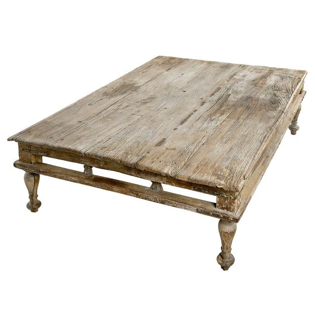 This solid wood coffee table, measuring 60 cm high, 211 cm wide and 79 cm deep, is a piece with raw and authentic charm....