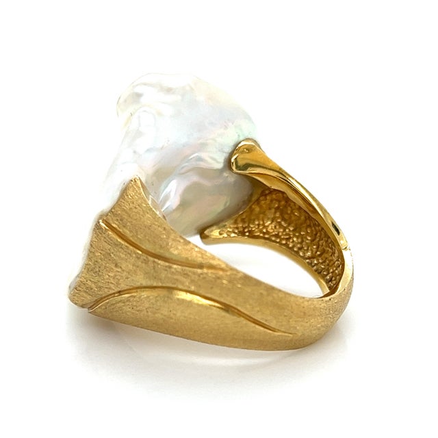 Metal Yvel Satin Sea Baroque Freshwater Pearl 18k Yellow Gold Ring, Size 6 For Sale - Image 7 of 9