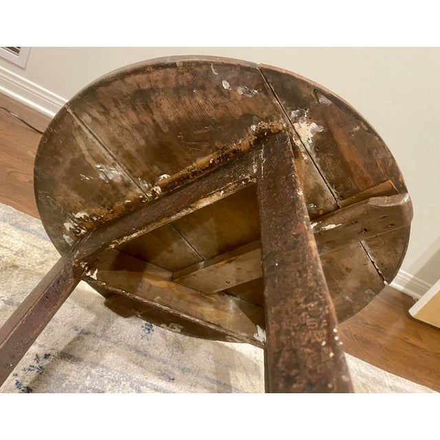 Late 20th Century Vintage English Style Large Cricket End Table With a Painted Base For Sale - Image 5 of 5