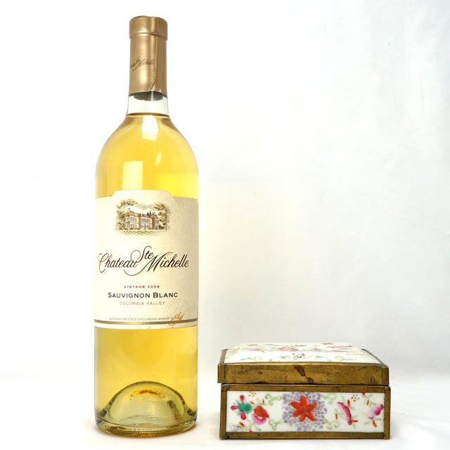 This late 19th-century Chinese porcelain box is a testament to fine craftsmanship, featuring hand-painted polychrome...