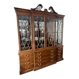 Late 20th Century Henredon Georgian Style Rittenhouse Mahogany Breakfront China Cabinet