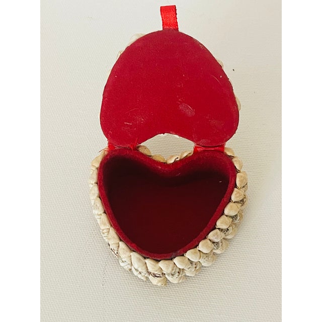 Cute small ting box Sailors Valentines vintage sea shell encrusted souvenir.