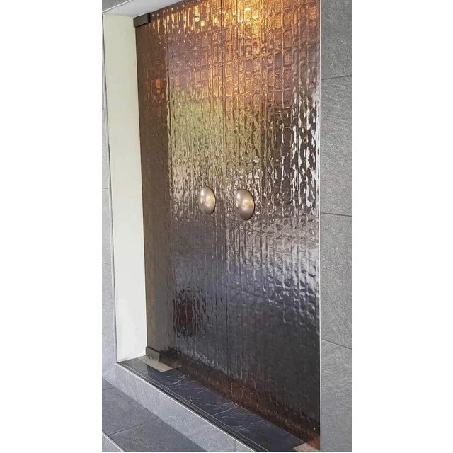 The finish plates are missing on the doors. One door measures 82.5cm, i.e. 165cm wide, and there are 2 double doors.