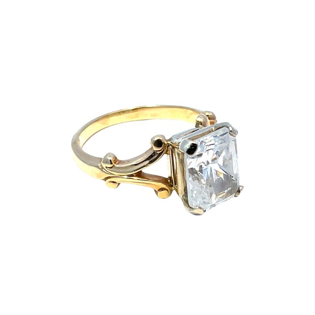 Modern 14k Yellow Gold Emerald Center Zircon Stone Ring, Size 5.75 For Sale - Image 3 of 6