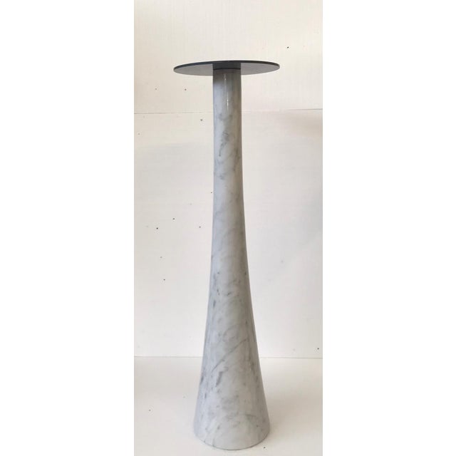 1980s Gueridon Display Column Waiting Room Model in White Carrara Marble and Lacquered Iron by Angelo Mangiarotti, 1980s For Sale - Image 5 of 5