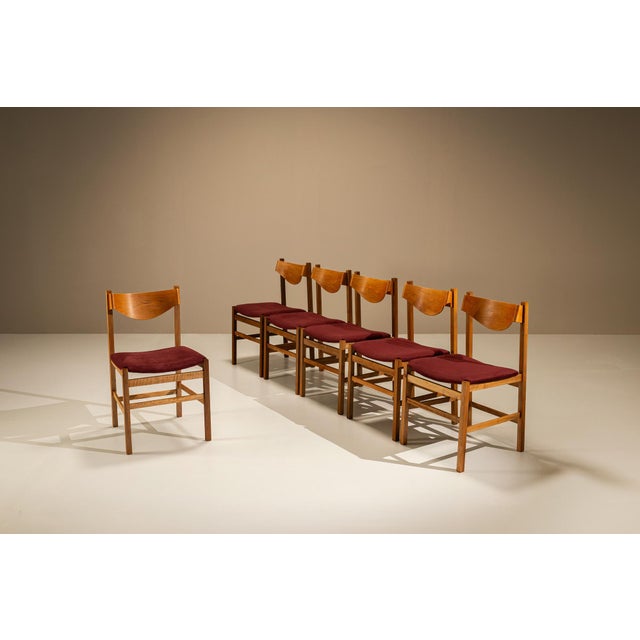 Some designs quietly define a period through balance rather than excess. These dining chairs by Gianfranco Frattini embody...