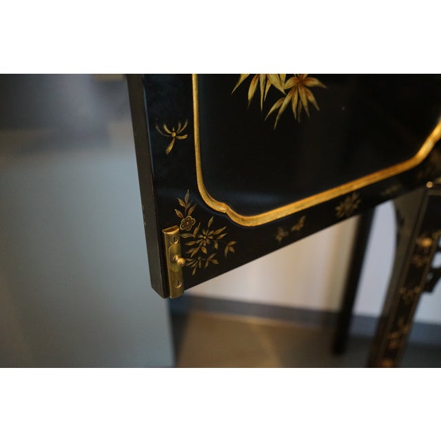 1980s An Oriental George III Lacquer Bar Cabinet From Baker's Stately Homes Collection For Sale In Chicago - Image 6 of 17