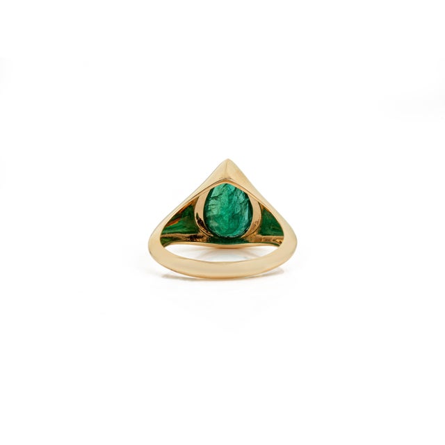2.67ct Chunky Pear-Cut Emerald Contemporary Dome Ring in 18k Yellow Gold Size 4 For Sale - Image 9 of 15