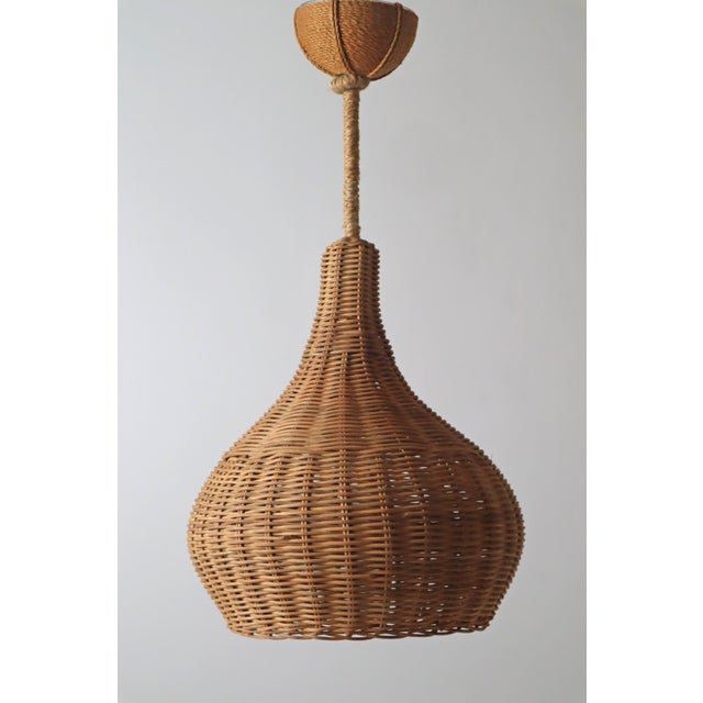 Brown Mid-Century Modern Onion-Shaped Pendant Lamp in Rattan For Sale - Image 8 of 15