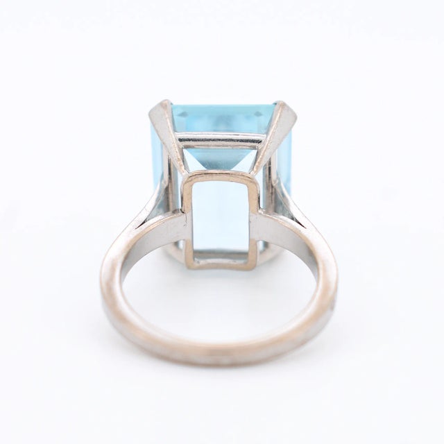Metal Vintage Cocktail Ring 18K Gold and Aquamarine, Size 5.75 For Sale - Image 7 of 8