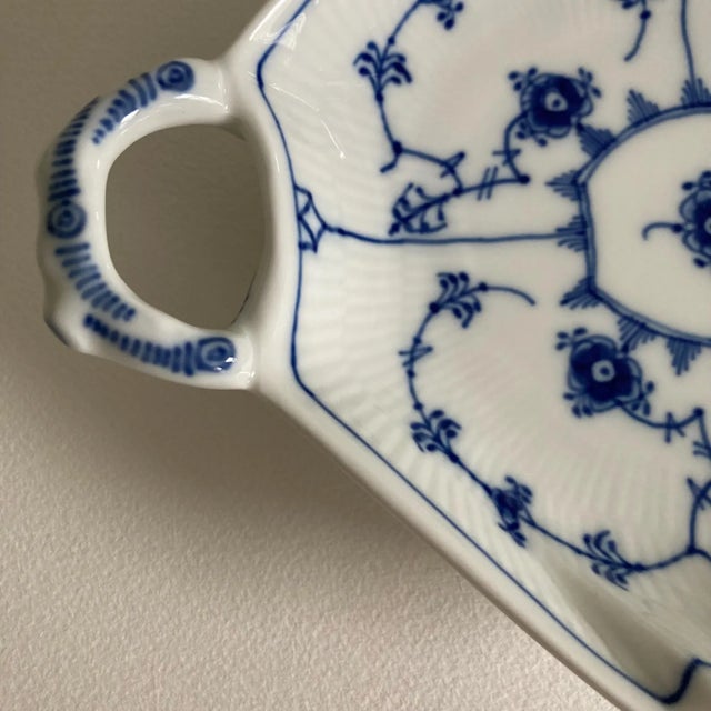 1970s Royal Copenhagen Ceramic Leaf Dish - Blue Fluted Half Lace Border (No Trim) Pattern – 20th Century - 9" For Sale - Image 5 of 10