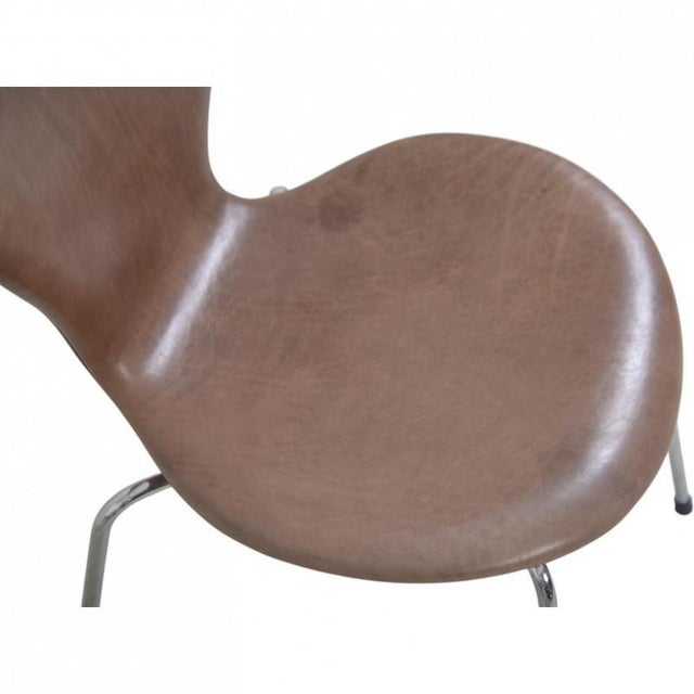 1990s Seven Chairs in Patinated Brown Leather by Arne Jacobsen, 1990s, Set of 6 For Sale - Image 5 of 18
