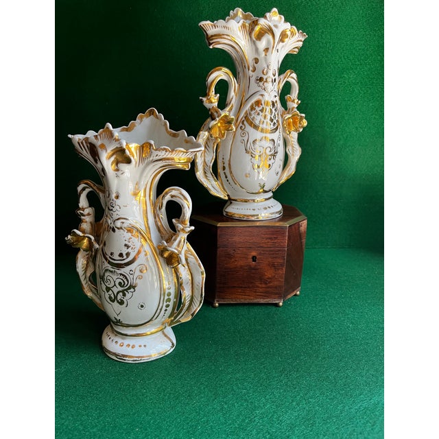 French Pair of Mid 19th Century Old Paris Vases For Sale - Image 3 of 4