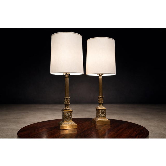 1920s Pair of Neoclassical Revival Bronze Table Lamps With Sculptural Classical Bases and New Linen Shades, 1920-1930s For Sale - Image 5 of 12