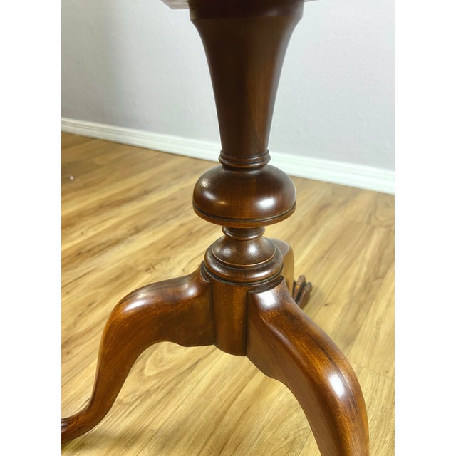 Early 20th Century Imperial Grand Rapids Tripod Claw-Foot Lamp Table With Glass Insert, C. 1935–1950 For Sale - Image 5 of 12