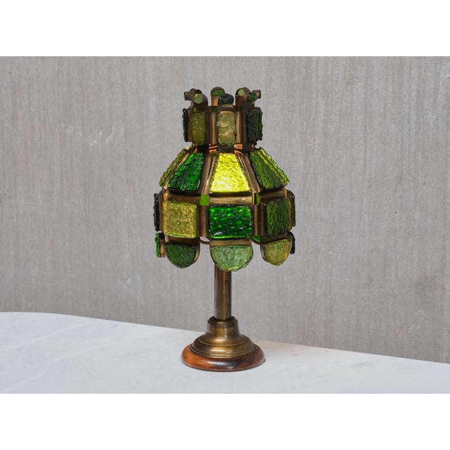 Brown Brutalist Italian Green Dalle De Verre Glass Table Lamp in Brass and Oak, 1970s For Sale - Image 8 of 12