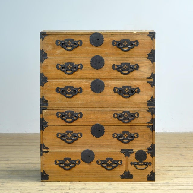 Japanese Tansu Chest of Drawers, 1870, in Good conditions. Designed before 1890