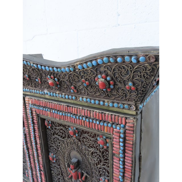 Nepalese Shrine Temple Prayer Cabinet Gilt Coral Turquoise Figural Altar 4491b For Sale - Image 15 of 18