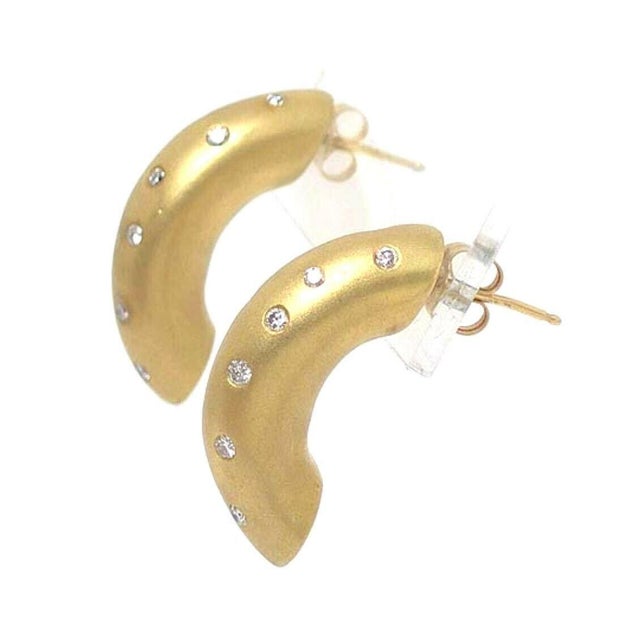Contemporary Mid 20th Century Curved Diamond Bar 18k Yellow Gold Earrings For Sale - Image 3 of 4