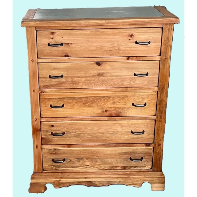French Country Mid 20th Century Lea Industries Knotty Pine Chest of Drawers For Sale - Image 3 of 9