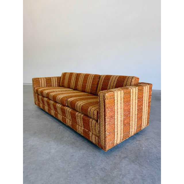 Good but not perfect vintage condition. Some pilling to fabric and a few areas of cosmetic wear to fabric. Sturdy, solid,...