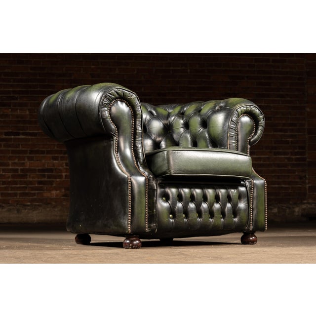 Traditional Vintage Tufted Leather Chesterfield Club Chair in Emerald Green For Sale - Image 3 of 10