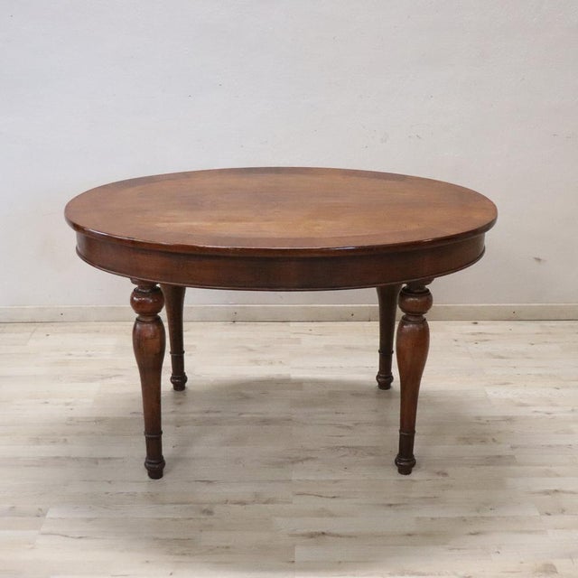 We present an elegant antique Italian oval table dating back to the mid-19th century. The table features typical features...