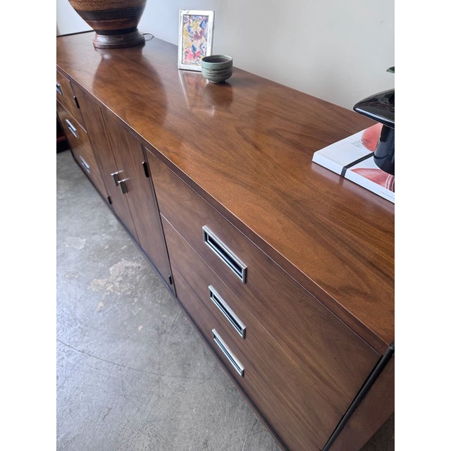 Mid-Century Modern 1960s American of Martinsville Low Dresser For Sale - Image 3 of 9