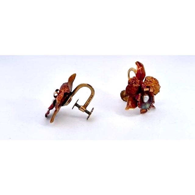 Gold Vintage Gold-Tone Lily Brooch and Earrings Set With Pearl, 1980s, 3 Pieces For Sale - Image 8 of 9