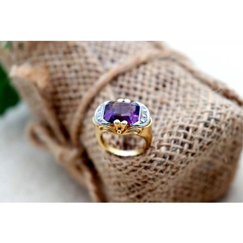 Gold ring with brilliant-cut diamonds (6) and cut amethyst in white gold. Metal: Gold. Origin: European. Brand: Absent....