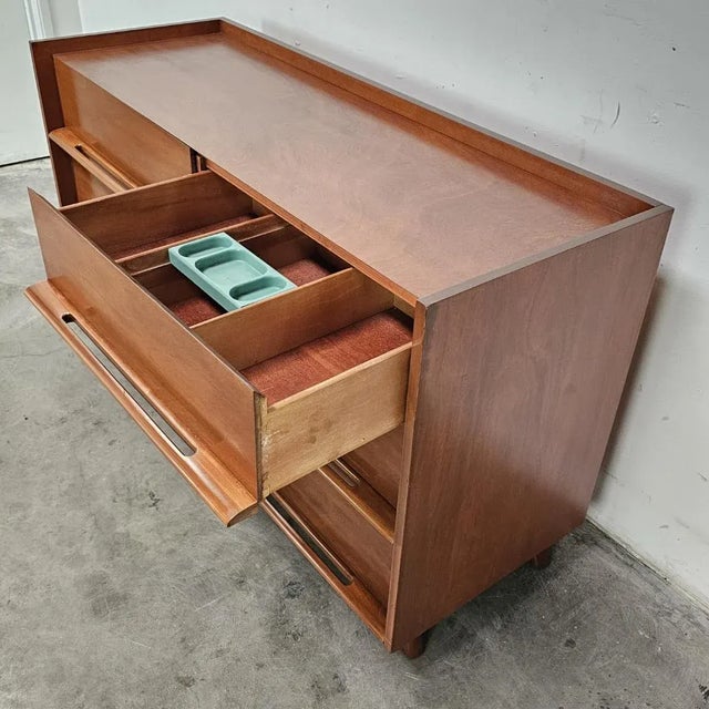 Brown 1960s Edmond Spence Mid-Century Modern Dresser With Sculpted Drawer-Length Pulls For Sale - Image 8 of 13