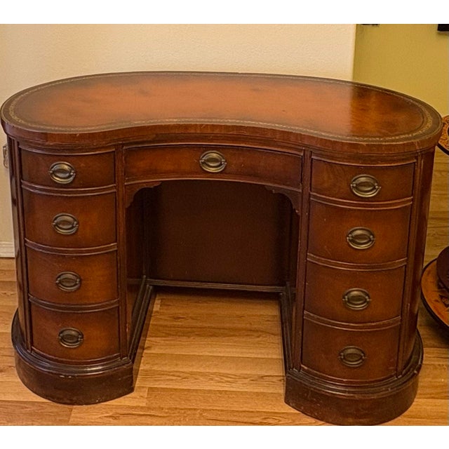 1930's Antique Federal Style Mahogany Kidney Shaped Leather Top Ladies Writing Desk For Sale