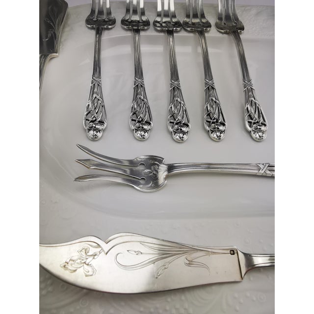 Art Nouveau Iris Pattern Fish Cutlery in Silver from Henin & Cie, 1900s, Set of 12 For Sale - Image 6 of 18