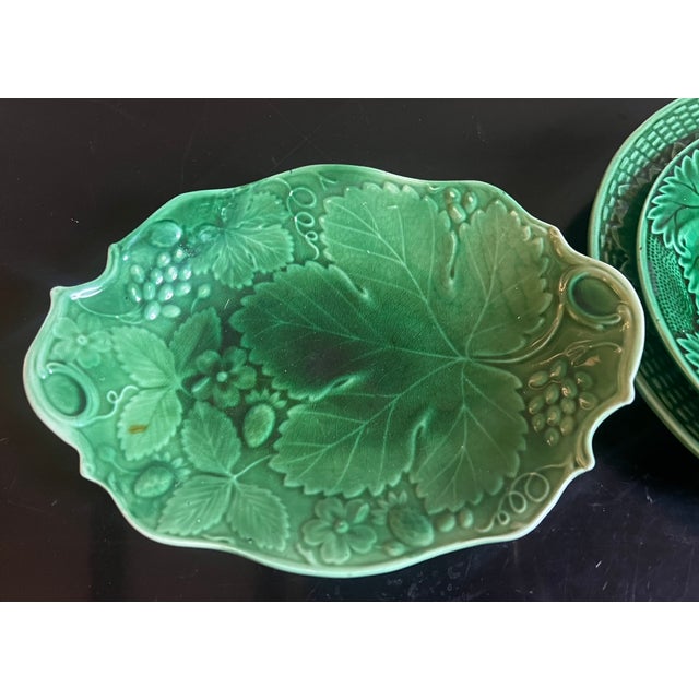 English Majolica Plates and Bread Platter- Set of 4 For Sale - Image 4 of 13