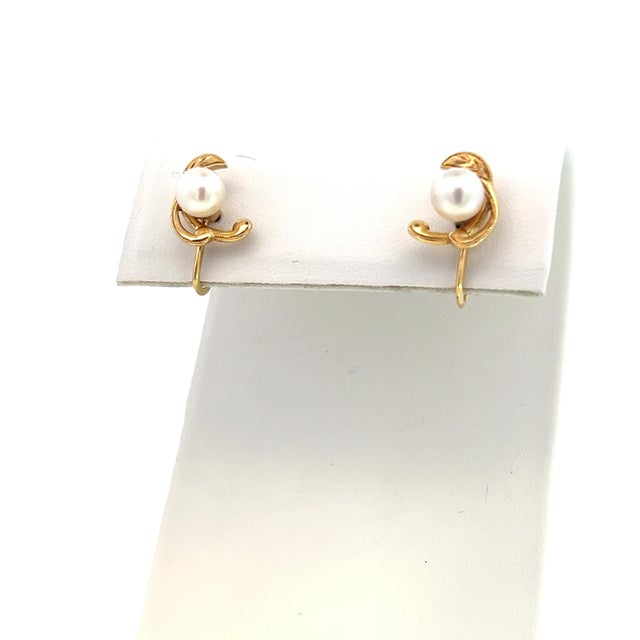 Japanese 1990s Pair of Mikimoto Estate Akoya Pearl Earrings 14k YG 6 mm 3.4 Grams For Sale - Image 3 of 7