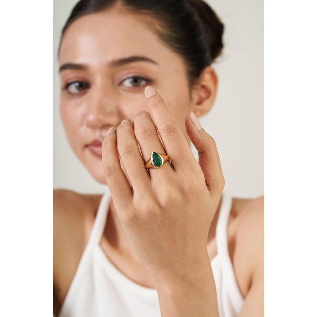 Green 2.67ct Chunky Pear-Cut Emerald Contemporary Dome Ring in 18k Yellow Gold Size 5.5 For Sale - Image 8 of 15